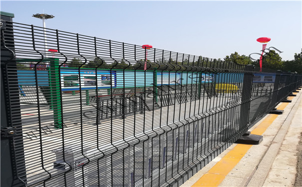 高速公路護(hù)欄網(wǎng)隔離柵施工概況及注意事項 高速公路護(hù)欄網(wǎng)隔離柵施工概況及注意事項